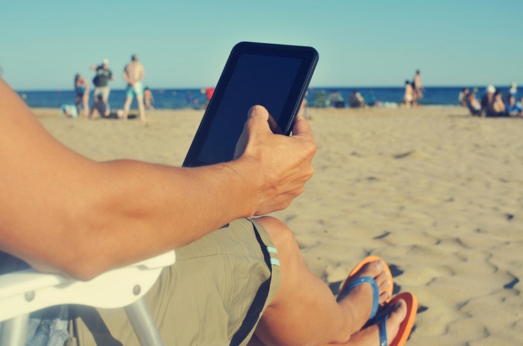 Foto de tablet Android en la playa