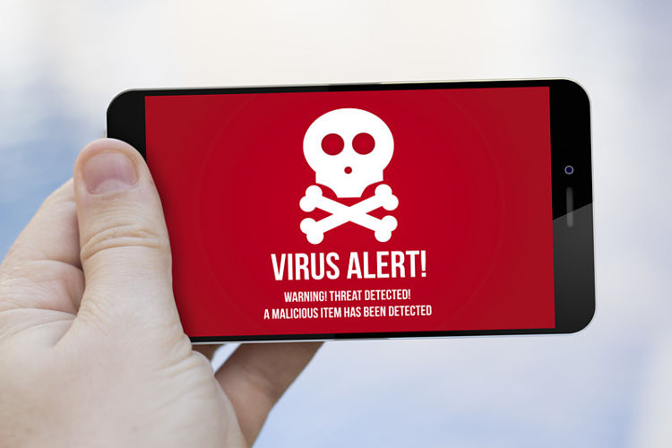 Pantalla de móvil con alerta de virus que amenaza Android
