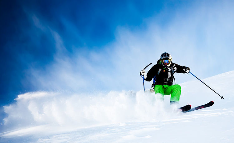 Hombre esquiando: las mejores aplicaciones de esquí